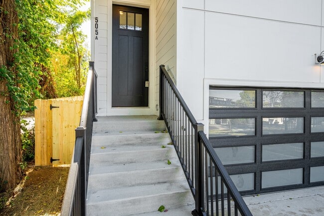 Building Photo - Stunning 4-Bedroom Nashville Home with Granite Countertops, Hardwood Floors, and Fireplace!