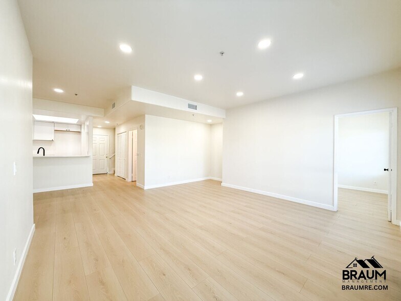 Building Photo - 11035 Moorpark St