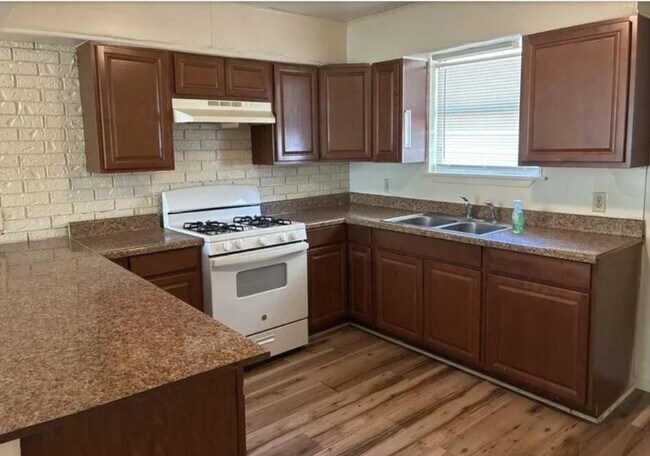 Building Photo - 606 W 4th St