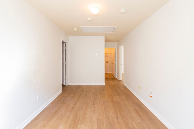 Building Photo - Charming 3bd Townhome