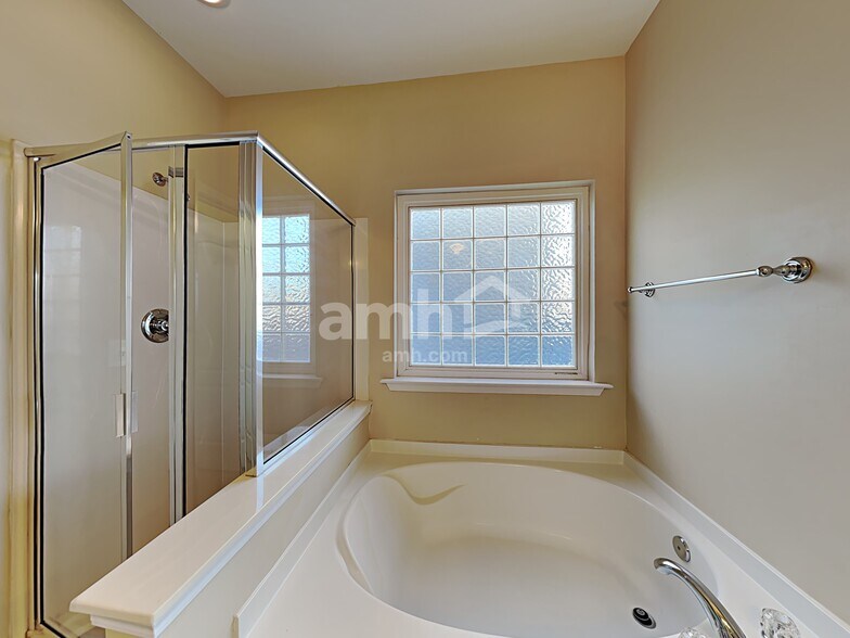 Building Photo - 17 Pfeiffer Ct