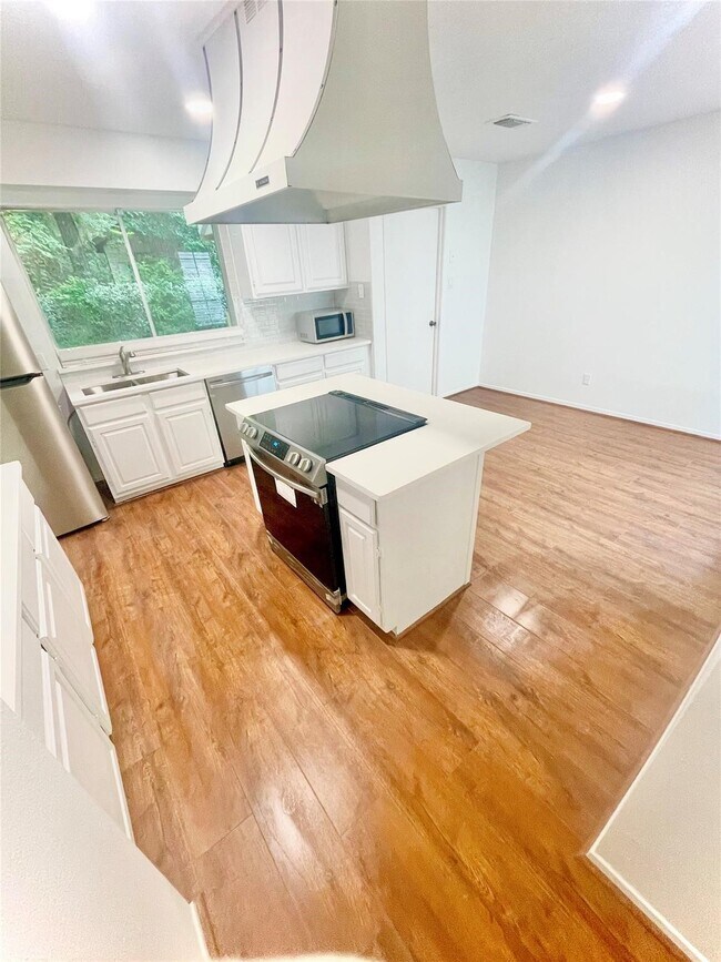 Building Photo - 3126 Village Woods Dr