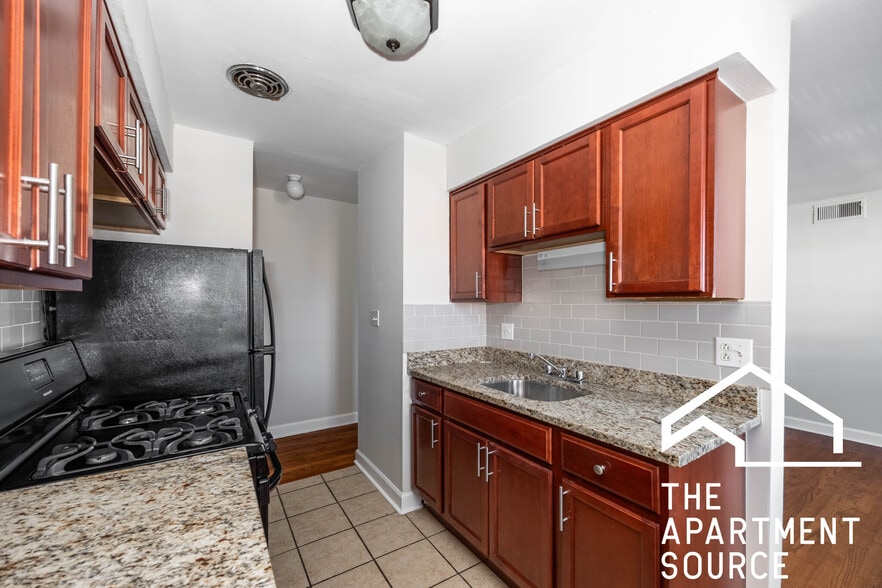 Primary Photo - 6011 N Winthrop Ave