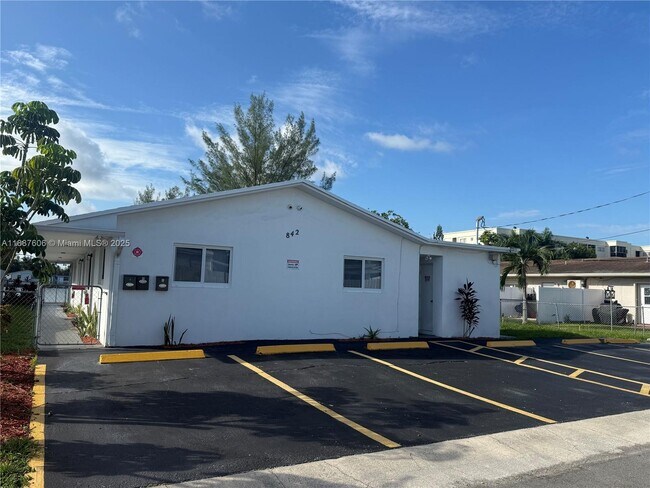 Primary Photo - 842 SW 2nd St