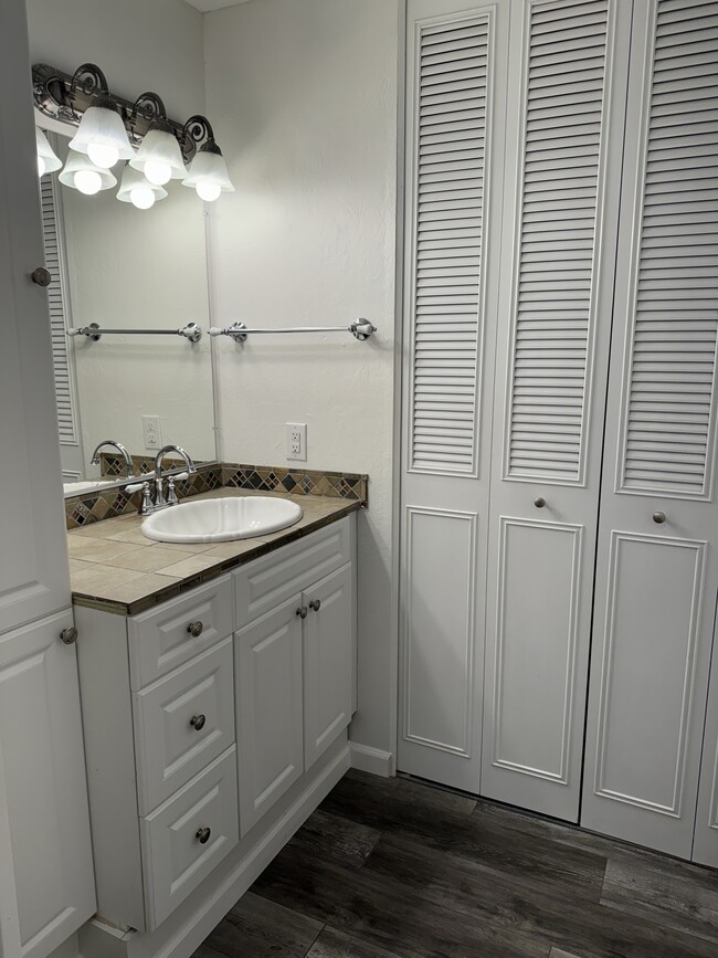Building Photo - 4825 Rockland Way
