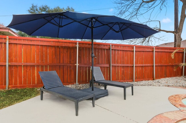 Building Photo - 2 St Charles Pl