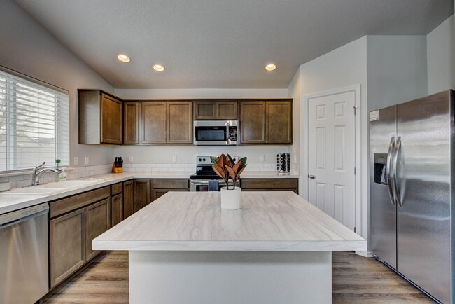 Building Photo - 4 bed 2 bath home for rent