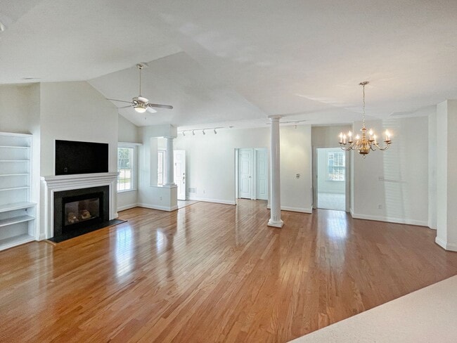 Building Photo - Spacious 3 bedroom/ 2 full bath home in Mi...