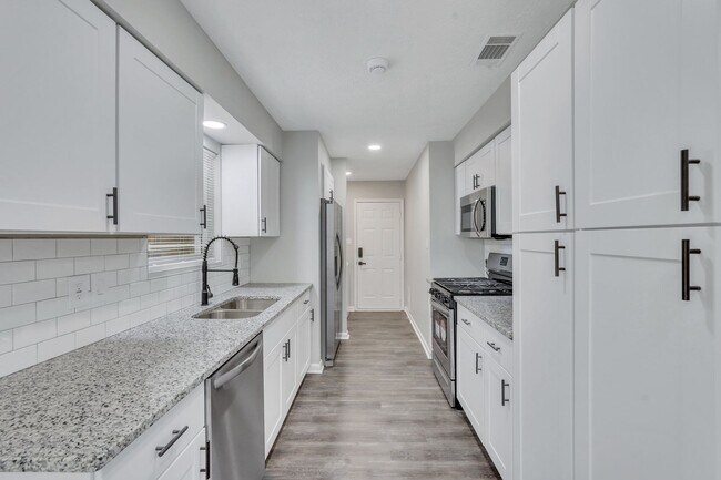 Building Photo - High End Finishes in a Quiet Residential Neighborhood