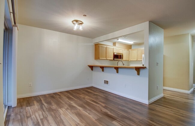 Building Photo - 3 Bed 2 Bath Second floor Condo - HALF OFF...