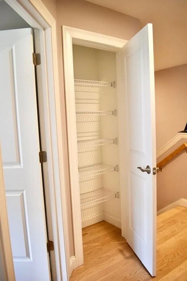 Building Photo - 3 bed 2.5 bath home available