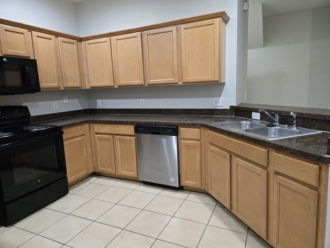 Building Photo - 3BD / 2.5BA Carriage Home