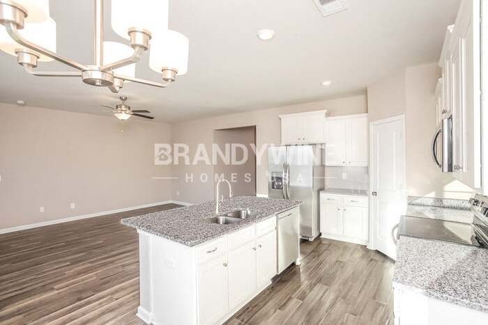 Building Photo - 519 Glenmanor Dr