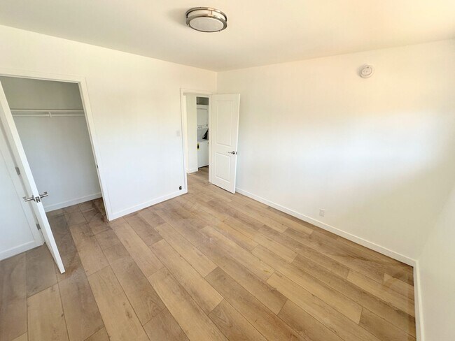 Building Photo - Gorgeous 2bd/1ba with washer/dryer and parking!