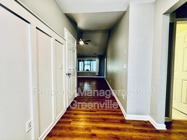Building Photo - 603 Fairview Lake Way