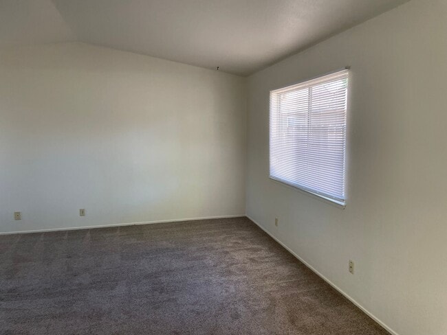 Building Photo - 3 Bedroom 2 Bath available this Summer!