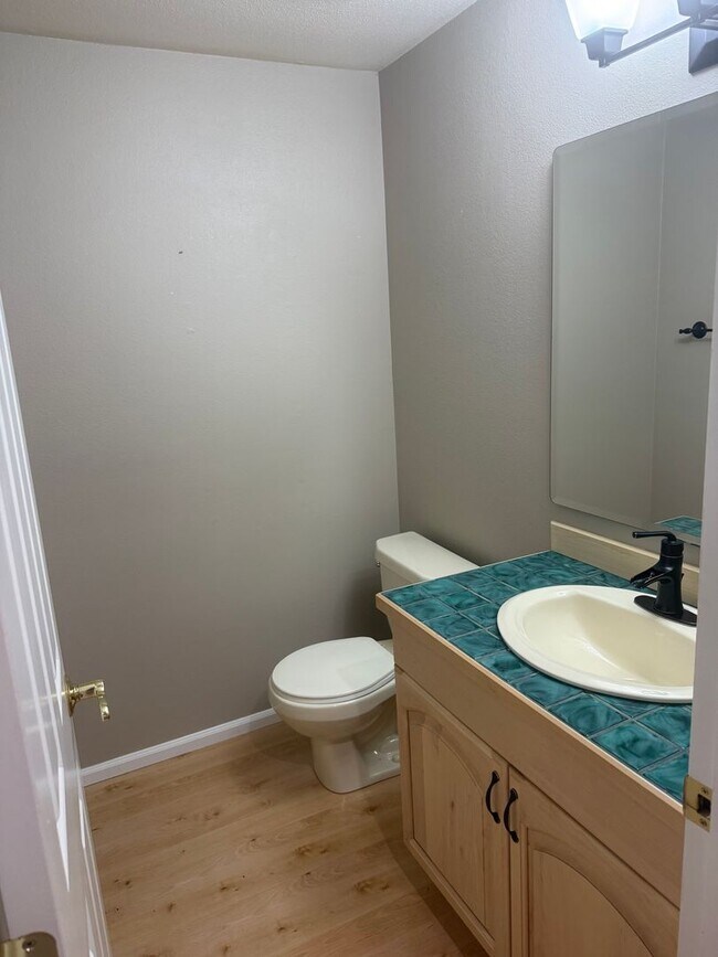 Building Photo - $3900.00 3 Bedroom 2.5 Bath Modern Style Home in Kirkland