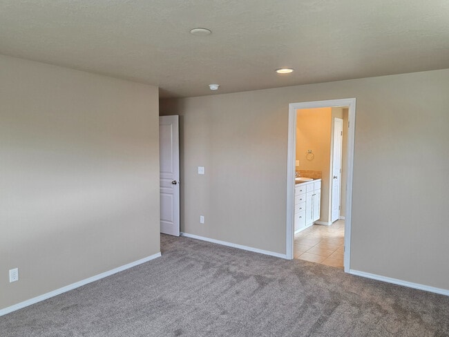 Building Photo - 2350 NW Hazelwood Ave