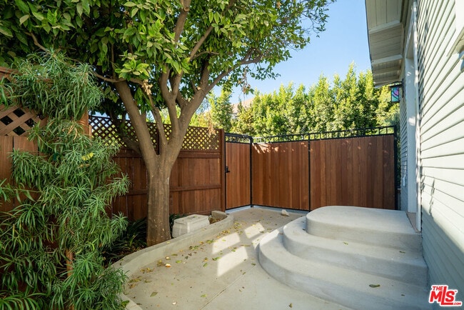 Building Photo - 802 E Kensington Rd