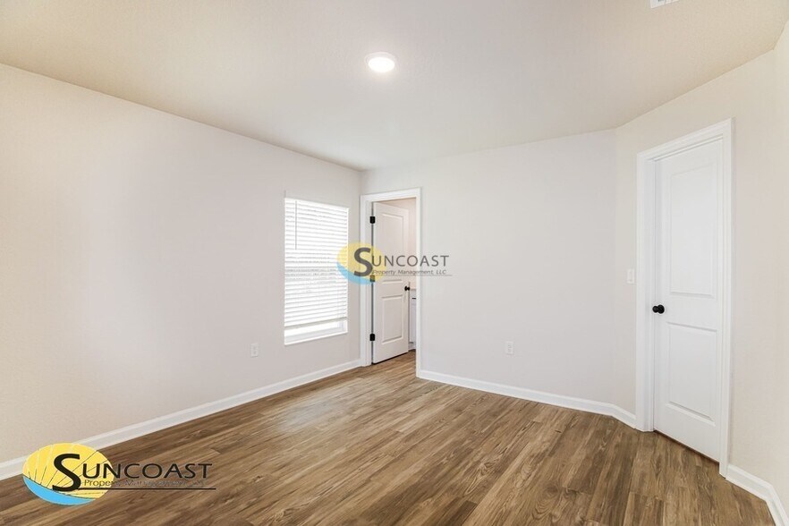 Building Photo - 5953 W Oak Park Blvd