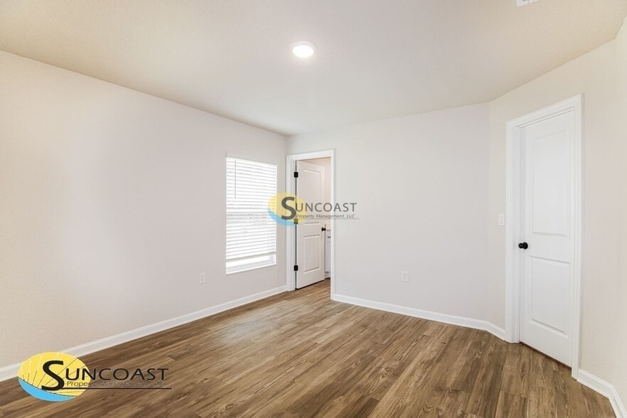 Building Photo - 5961 W Oak Park Blvd