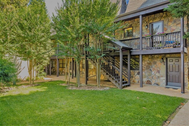 Building Photo - 637 Battery Pl