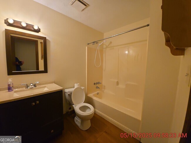 Building Photo - 3937 Woodland Cir SE