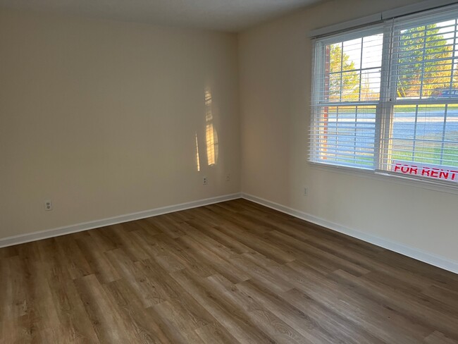 Living Room - Holly Run Apartments