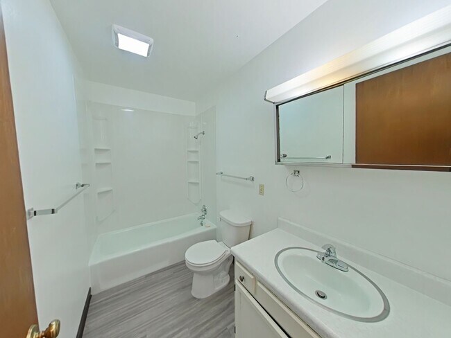 Building Photo - Spacious and charming conveniently located...