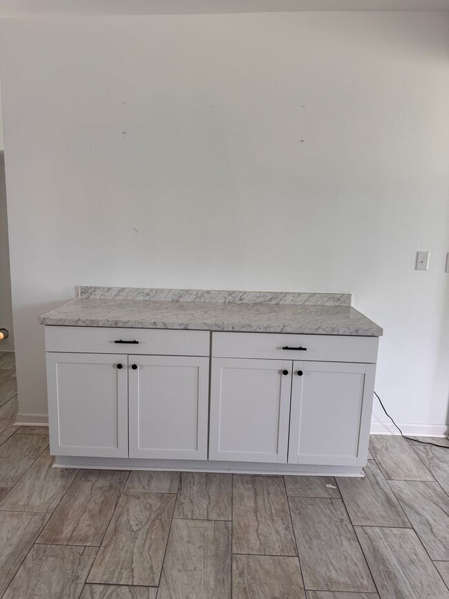 Building Photo - 3 Bedroom || 1 Bathroom Single Family Home