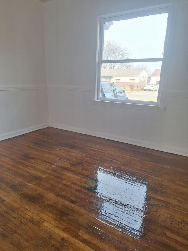 Building Photo - Three bedroom one bath one car garage