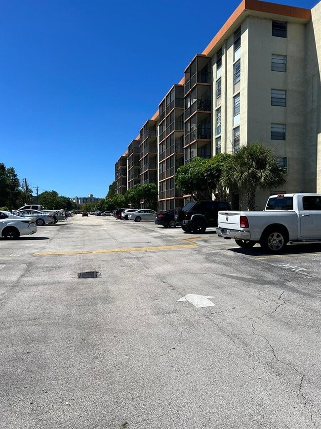 Primary Photo - 16950 W Dixie Hwy