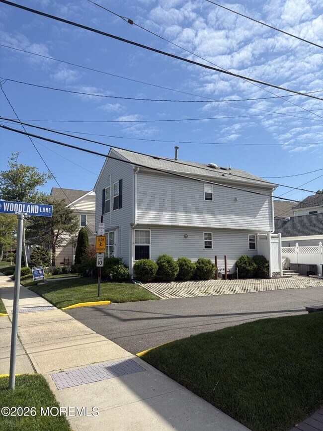 Building Photo - 520 3rd Ave