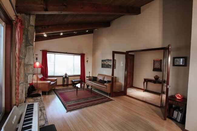 Building Photo - 1632 Siskiyou Dr