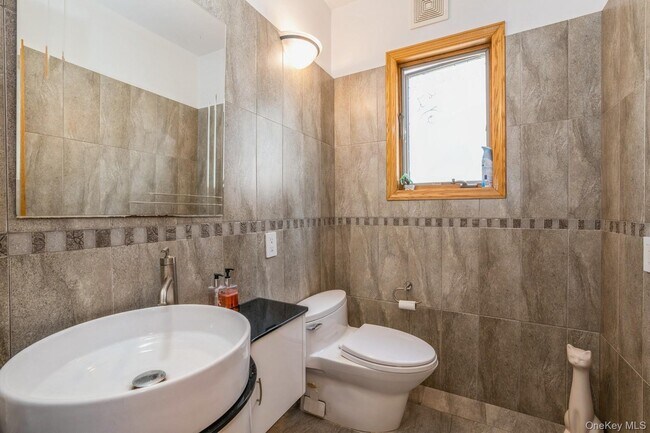 Building Photo - 196-15 Como Ave