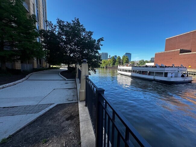 Building Photo - 720 N Larrabee St