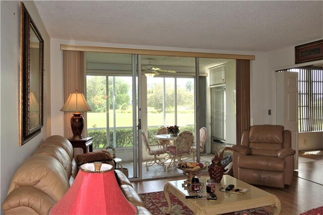 Building Photo - 2901 S Palm Aire Dr