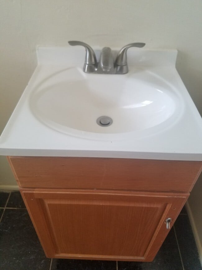 Building Photo - Single Family Home within walking distance to Quinnipiac