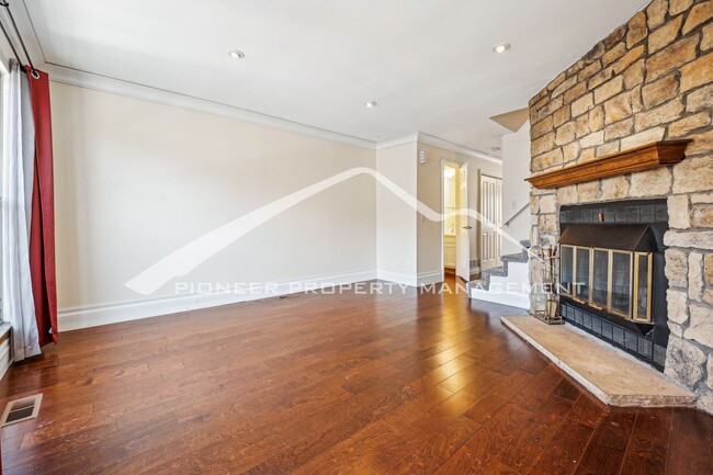 Building Photo - Charming Updated Townhouse with Dual Maste...