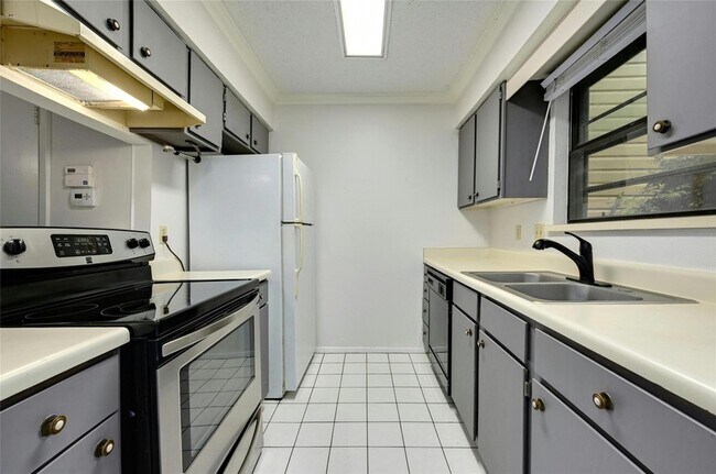 Building Photo - 8400 Jamestown Dr