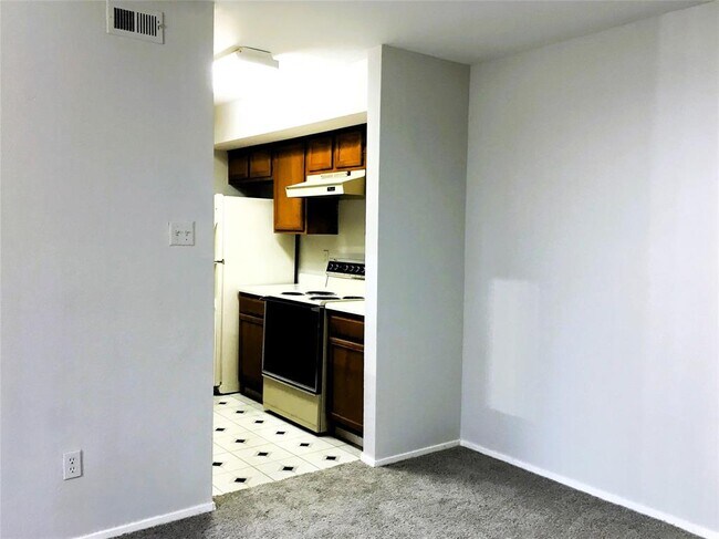 Building Photo - 2025 Augusta Dr