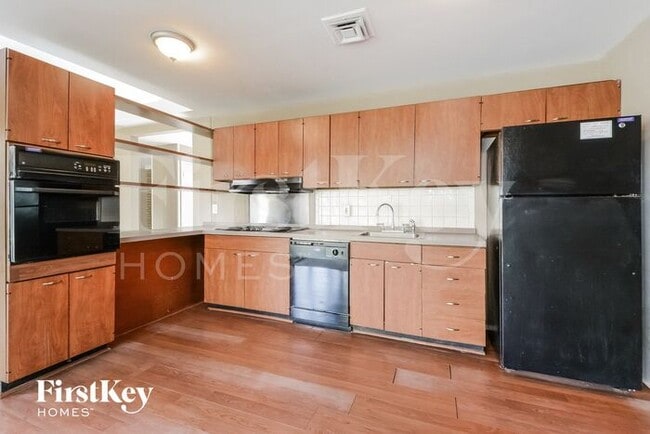 Building Photo - 2405 Brook Dr