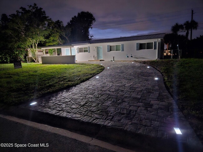 Building Photo - 702 Lund Cir