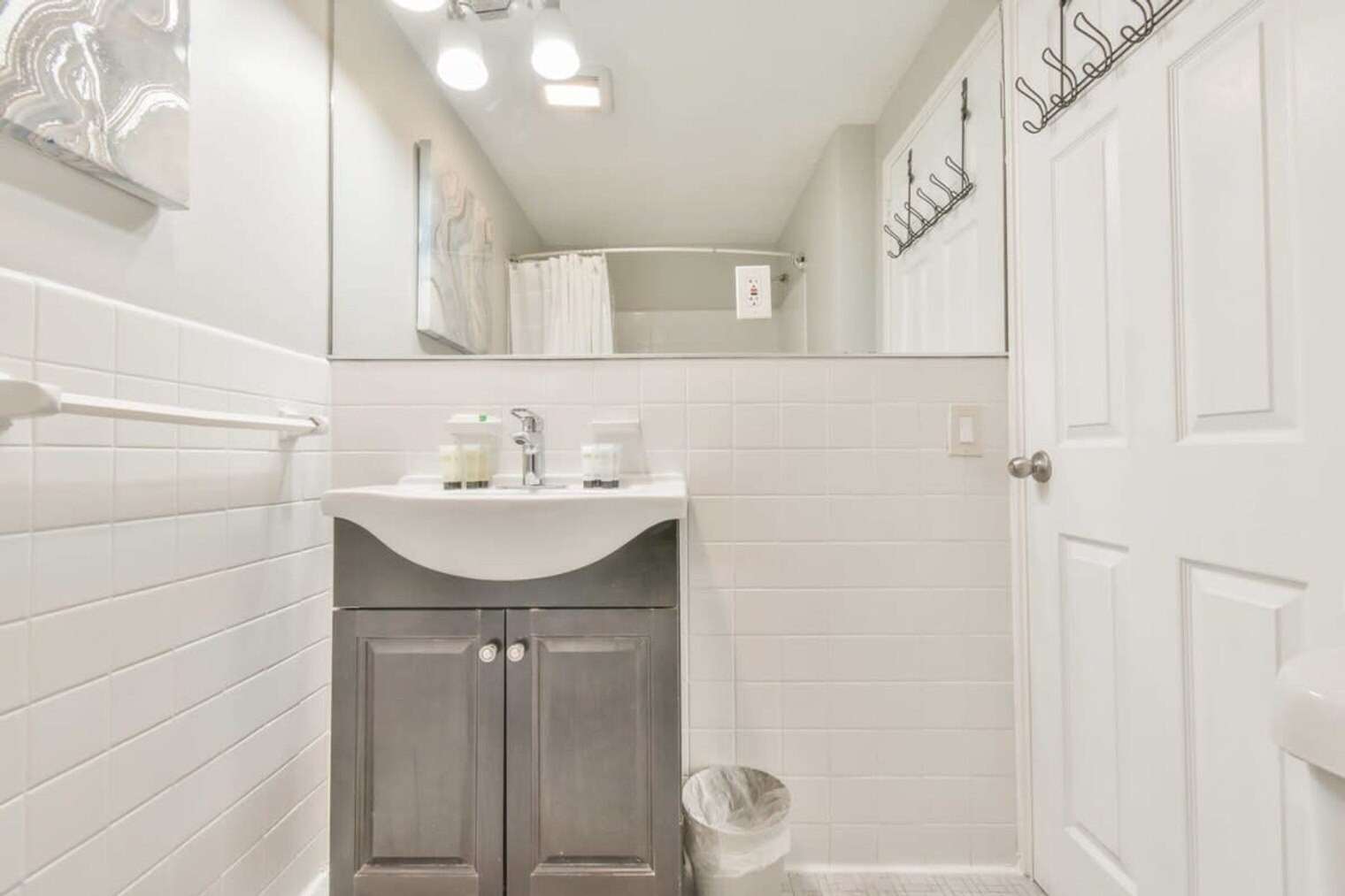 Building Photo - 300 W Peachtree St NW