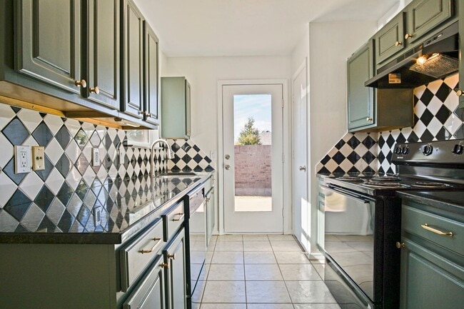 Building Photo - Beautiful 2 Bedroom - 2 Bathroom in Deer C...