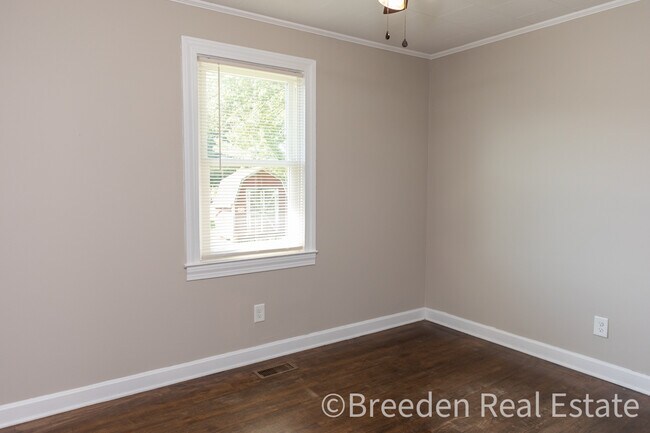 Building Photo - 1096 Elm Cir