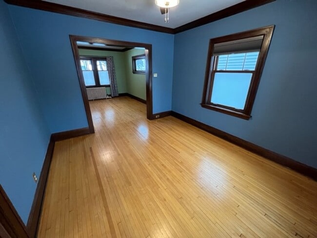 Building Photo - Duluth MN - 3 Bedroom - 2 Bath - 1 Car Gar...