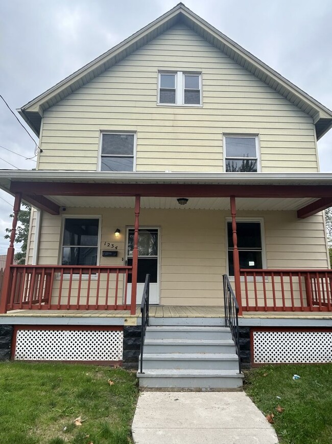 Building Photo - Beautifully Remodeled 3-Bed, 2-Bath Home with Modern Updates