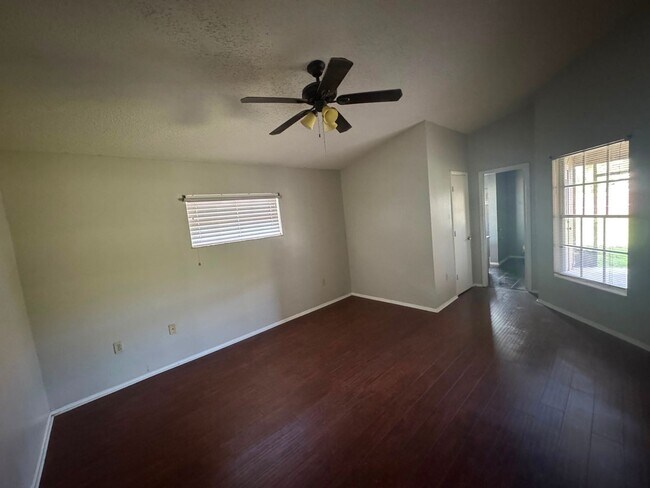 Building Photo - Spacious Lakeland 3-Bedroom Home with 2-Car Garage & Large Driveway