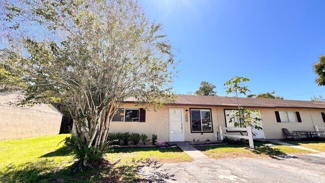 Building Photo - NEWLY RENOVATED 3 Bedroom/2 Bath Unit! Was...